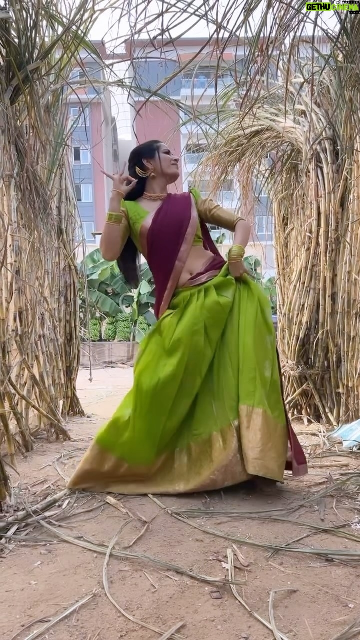 Ashika Ranganath Instagram - Obsessed with this song ♥️ In between the shots of Na saami Ranga ♥️😅 Also, I got to watch the video song of this.. @aradhanaa_r you’re sooo good 🫶🏻 dearest @bhushanmaster_official lovely choreography! Can’t wait to watch #kaatera in theatres, Congratulations @darshanthoogudeepashrinivas sir🤗 @tharunsudhir sir Hegide surprise?? 🤗♥️, & the entire team!