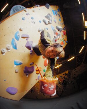 Ashima Shiraishi Instagram - The walls are full of latent possibilities! 🌀 Exploring them one at a time. Fueling up for the infinity wall with a new smoothie bowl from @smoothieking 🍓🤸🏻‍♀️❇️

#ad
photo/ video: @bumblemeek