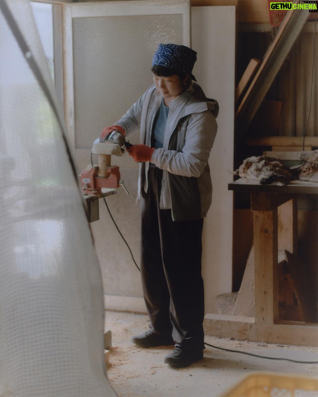 Ashima Shiraishi Instagram - Snippets from the woodworking studio with Yoshida-san @monkeyhold_japan in 大垣 (Ogaki), Japan over the summer. Shaping these holds was a lesson in allowing the medium lead to the final form rather than having the mind dictate the outcome. The practice was about inhibiting the urge to mold the wood into a shape I had pre-envisioned; instead, surrendering to the wood, imagining how best to reveal its beauty and unique form. To hold something is gratifying, but the more I climb, the more curious I become about the entire ecosystem that holds the boulders. When examined more closely, the 侘寂 of the wood is unveiled through the imperfections of the gnarled knots, the layers and swirls of age lines that hold the stories of the tree the wood came from 🤍 🌳 Thx for capturing the warmth of this day thru the lens @noahsahady & thanks for including me in another fun project :) @arcteryx + @beams_official