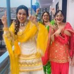 Ashita Dhawan Instagram - Patiala aur Paranda pehanke gidda nahi kiya toh kya kiya💃🏻💃🏻💃🏻 . P.S- Video credit goes to the famous video bomber @fahmaankhan 👏👏👏👏😅😅😅 . . #gidda #friends #fun #coactors #dharampatnii #aditishetty #tasneemkhan #ashitadhawan #dabbangdhawan #punjabi #patiala #colorstv #reel #weekendvibes #weekend #saturday #saturdaynight