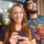 Ashita Dhawan Instagram - Yamraj ke saamne badi zubaan chalti hai tumhaari🙄 #shaadikesideeffects 😅 . . #husbandandwife #friendsforever #friends #partnerincrime #alwaysandforever #saileshgulabani #ashitadhwan #dabbangdhawan #reel