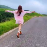 Ashita Dhawan Instagram - Yeh mera India🫡❤️ . . #travel #ilovetravelling #india #cheerapunji #northeast #northeastindia #ashitadhawan #dabbangdhawan #reel #dhawanswhoarehappy #dhawanandonly #ashybaby #goodvibes #grateful #gratitude #nature #beauty #mountains #omsairam
