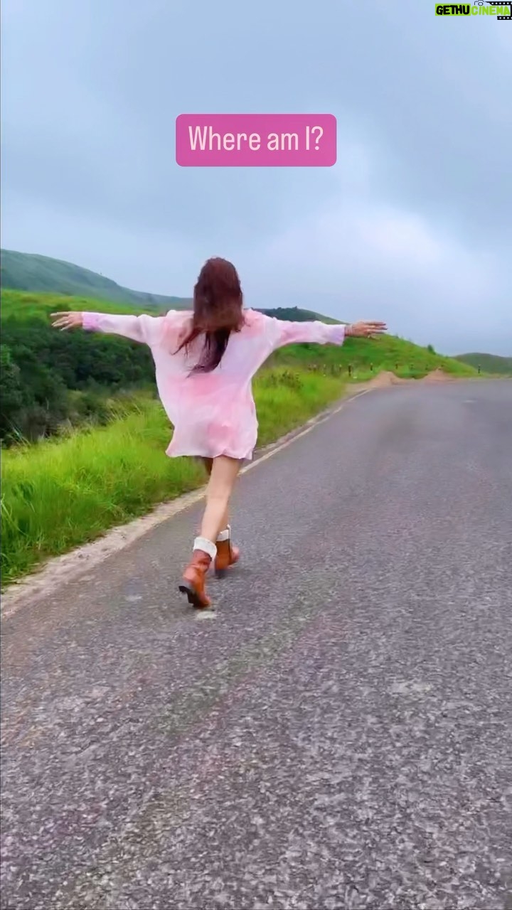 Ashita Dhawan Instagram - Yeh mera Indiaš«”ā¤ļø . . #travel #ilovetravelling #india #cheerapunji #northeast #northeastindia #ashitadhawan #dabbangdhawan #reel #dhawanswhoarehappy #dhawanandonly #ashybaby #goodvibes #grateful #gratitude #nature #beauty #mountains #omsairam
