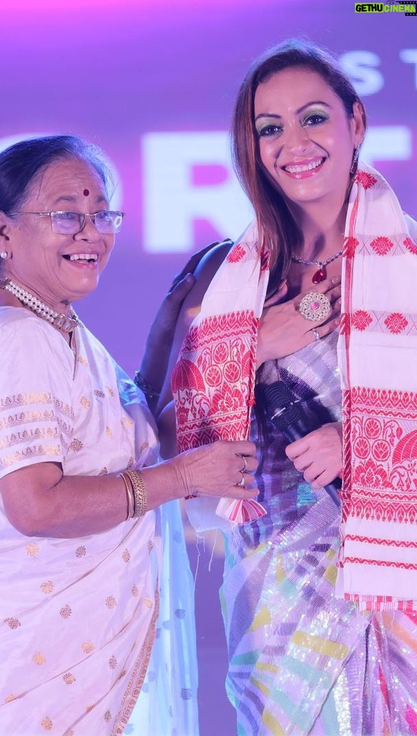 Ashita Dhawan Instagram - NORTHEAST INDIA WITH DABBANG DHAWAN❤️🔥 GUWAHATI: SUPARI BAZAAR🤍 What a grand welcome I received in Guwahati for the Star Northeast India Ch-V & Indian Icon Awards.. . . P.S-This msg is from the team. “Really thankful to @ashitadhawan for her energy & support in the event❤️🔥 Her presence really took the event to the next level❤️🔥She’s felicitated by the Pride of Assam “Fulam Gamosa” & Seleng. She also tried the Assamese Bihu along with gorgeous actress of Assamese Film Industry @shyamontikasharma (Jaanmoni of Assam), @bhranti_medhi , @kingkinibhattacharya_official & most Respected @chetana.das_ ma’am.. This Event is presented by ROD & Star Event Production. Directed by: @sarukh_ali_khan & @dhrubasarma01 DHRUBAJYOTI SARMA Supported by: Guwahati Metro Hospital @guwahatimetrohospital Hotel Plaza Inn Attitude Salon @attitude_nagaon Knock Knock Restaurant @knock_knock_ghy Oxyrich Water Bottles @oxyrichguwahati Najma’s Makeup Institute Unique Borah Photography @unique_borah_photography Unique Photography @_unqe_rohan_ . . #guwahati #northeast #event #ashitadhawan #dabbangdhawan #dhawanswhoarehappy #dhawanandonly #ashybaby #gratitude #thankful