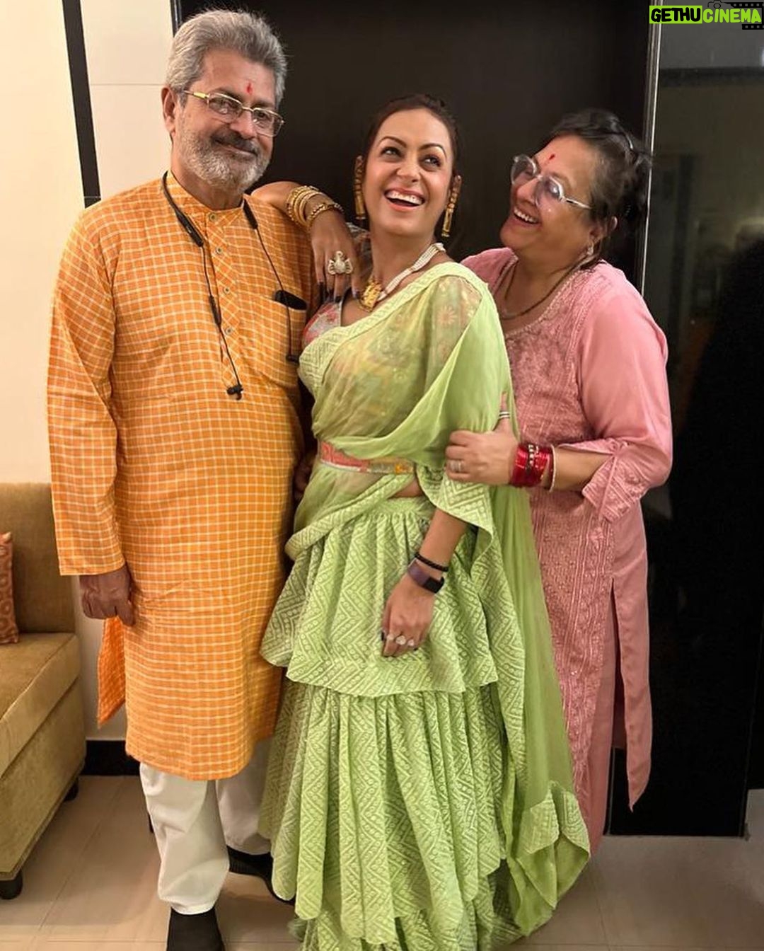 Ashita Dhawan Instagram - Ek haath se nahi bajti hai taali, Gaur farmaana iss baat pe leke haatho mein chai ki pyaali ☕️ On that note, Wishing you all A very Happy Diwali 🪔 . . Wearing @diipanshikha_by_deepshikha @deepshikhakashyap_official ❤️🤍 #family #happydiwali #diwali23 #parivar #godblessyou