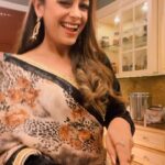 Ashita Dhawan Instagram - Apna fanclub kitchen mein bhi hai bro😂 . . #justforlaughs #timepass #funny #comedy #kitchen #kitchengoals #ashitadhawan #dabbangdhawan #dhawanswhoarehappy #reel #dharampatnii #dollychachi #dharampatni #colorstv #balajitelefilms