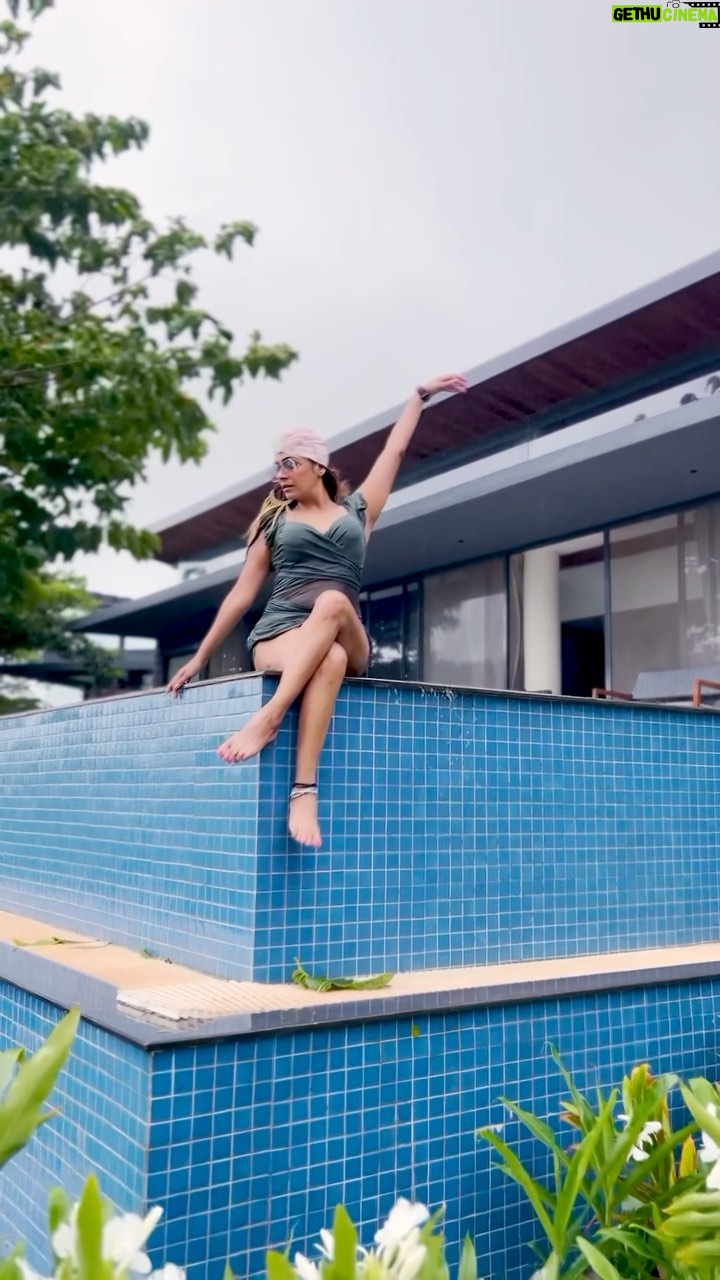 Ashita Dhawan Instagram - At times a breathtaking view is all u need to heal a broken heartš¤ . . #lakeshore #magical #view #goodvibes #pool #poolside #poolvibes #poolvilla #infinitypool #nasik #beautiful #nature #outdoor #ashitadhawan #dabbangdhawan #dhawanswhoarehappy #dhawanandonly