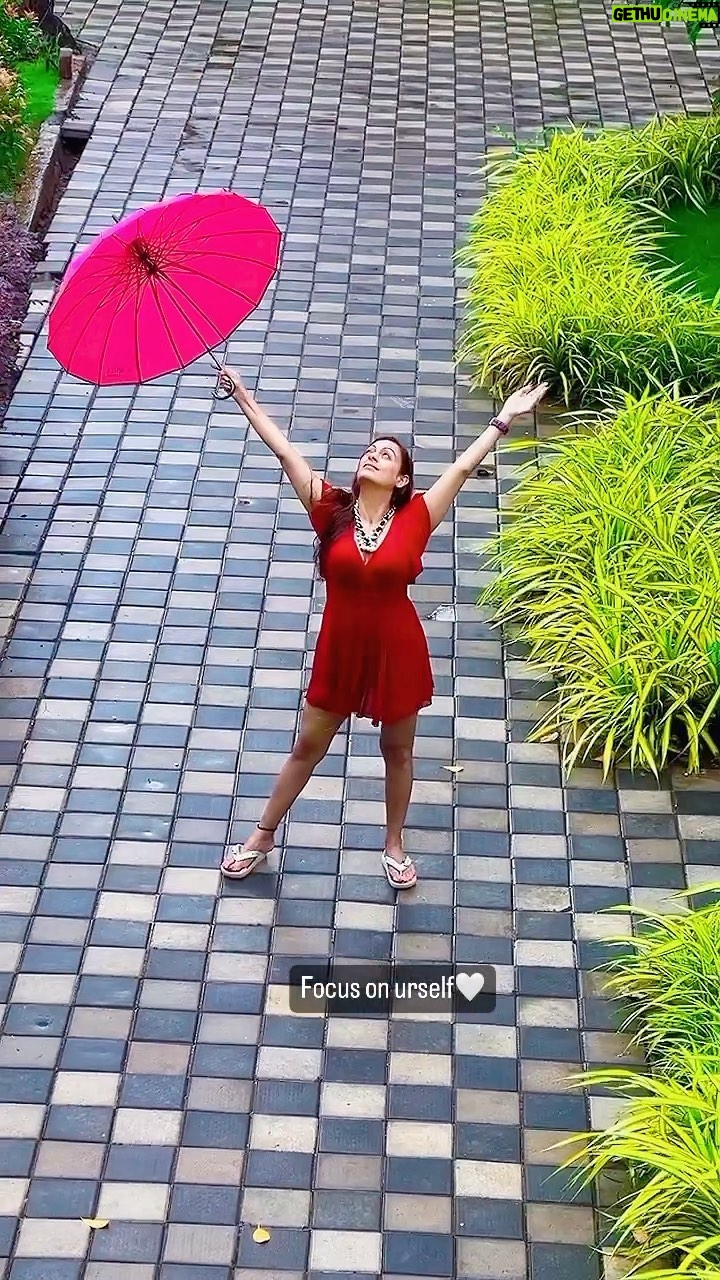 Ashita Dhawan Instagram - People pleasing is a curse! Walk out from that curse and focus on YOURSELF🤍 Self love & Self worth is what u shud practice🤍 Choose Happiness🤍 Happiness begins from you🤍 Me before you🤍 #dhawanswhoarehappy #ashitadhawan #dabbangdhawan #dhawanandonly #ashybaby 🤍