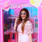Ashita Dhawan Instagram - Coz Barbie is trending😉 Barbie’s & Ken’s, With Family & friends🩷 The Barbie Movie done right ✅ Thankyou @kishwersmerchantt 🩷 It was indeed an afternoon spent well🩷 . . #HamleysxBarbieTheMovie #barbie #barbiedoll #trending #ashitadhawan #dabbangdhawan #dhawanswhoarehappy #dhawanandonly #ashybaby @hamleys_india @barbiethemovie @barbie