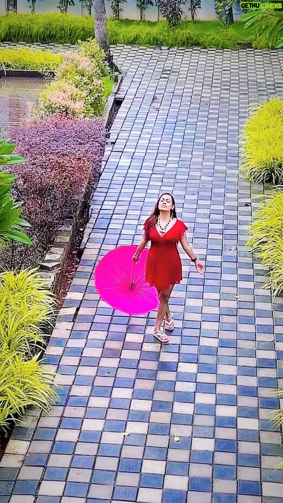 Ashita Dhawan Instagram - Naughty at 40😉 . . #ashitadhawan #dabbangdhawan #dhawanswhoarehappy #dhawanandonly #ashybaby #monsoon #baarish #rainyday #mausam #awesomemausam #reel #happyreel