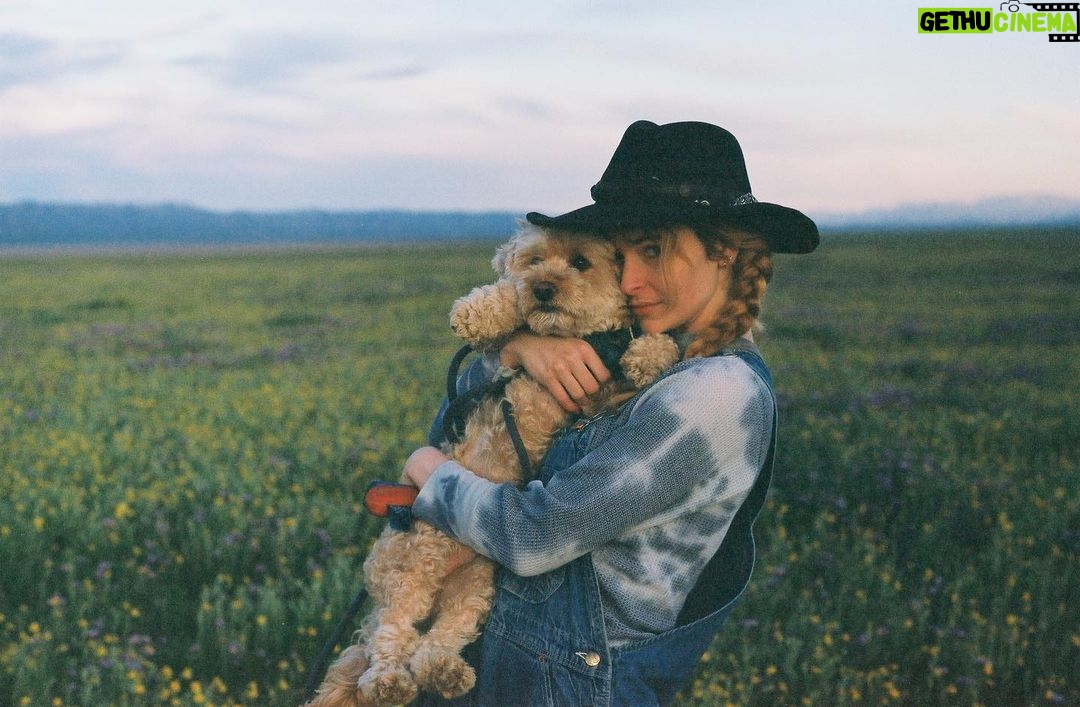 Ashleigh Cummings Instagram - Earth lately