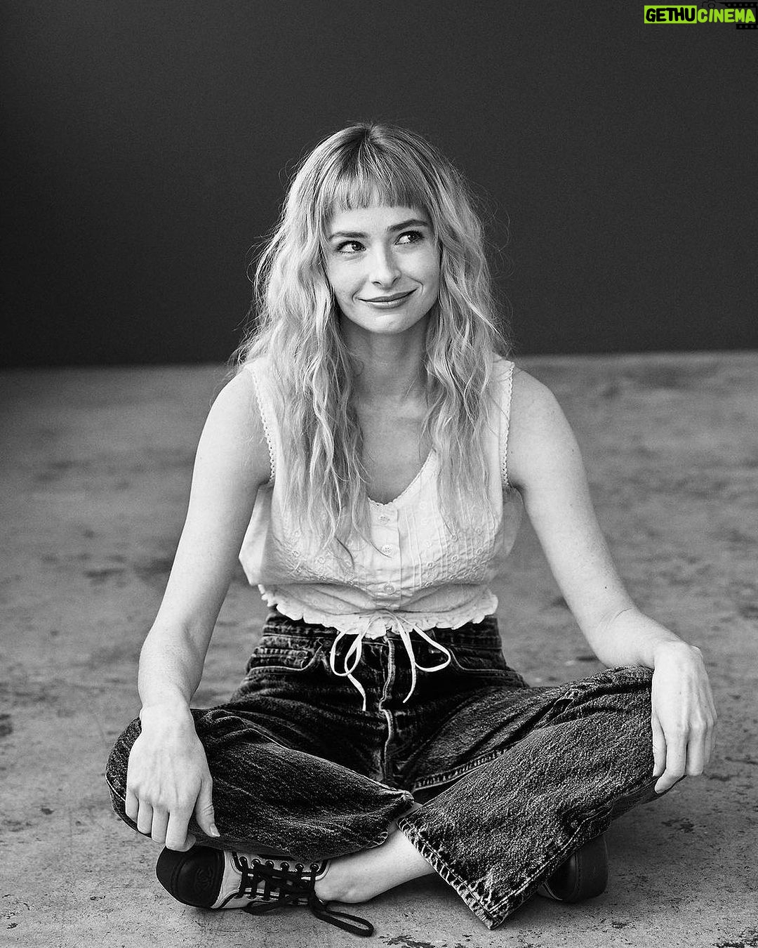 Ashleigh Cummings - 4.5K Likes - Dreamy days pretending to be the subject for @wwd 🖤🖤🖤
With the following loves..
Plastic free photos: @emilysandiferphoto
Vintage styling: @lucywarrenstyle
Eco makeup: @jennaantonmakeup
Sustainable hairs: @marcmena
Organic laugh: @theledecompany
And of course, cage-free words: @leighnordstrom
Link in bio to find out how I illegally got into acting 👌