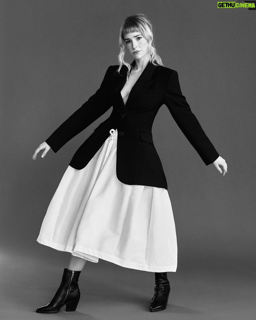 Ashleigh Cummings - 4.5K Likes - Dreamy days pretending to be the subject for @wwd 🖤🖤🖤
With the following loves..
Plastic free photos: @emilysandiferphoto
Vintage styling: @lucywarrenstyle
Eco makeup: @jennaantonmakeup
Sustainable hairs: @marcmena
Organic laugh: @theledecompany
And of course, cage-free words: @leighnordstrom
Link in bio to find out how I illegally got into acting 👌