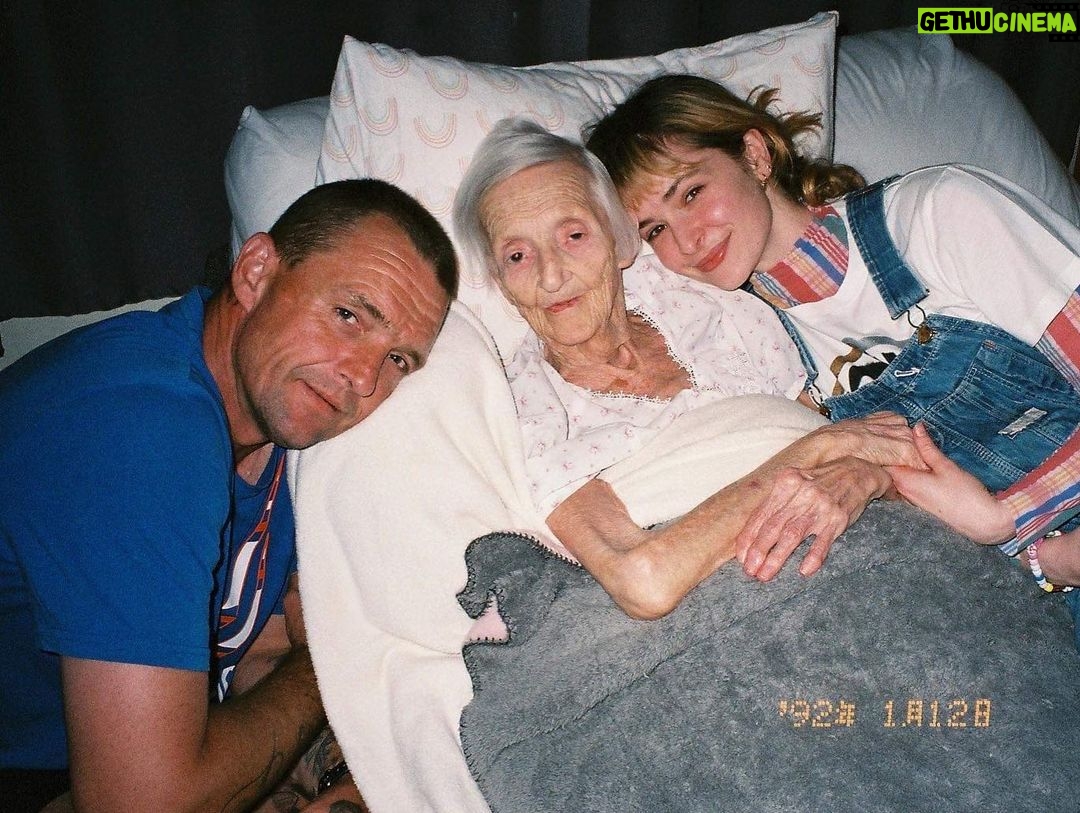Ashleigh Cummings - 1.6K Likes - Merry birthday time, nanny! Everybody tell me a story or something you learned from your nan! 😍🌷💙