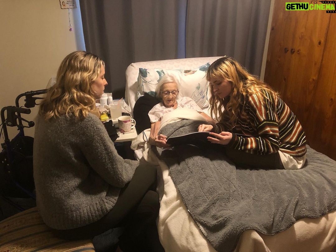Ashleigh Cummings - 1.6K Likes - Merry birthday time, nanny! Everybody tell me a story or something you learned from your nan! 😍🌷💙