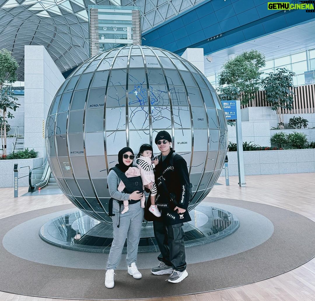 Atta Halilintar Instagram - jumat berkah... minggu di pilih dari comment ;) kami pamit korea... 🫶🏻