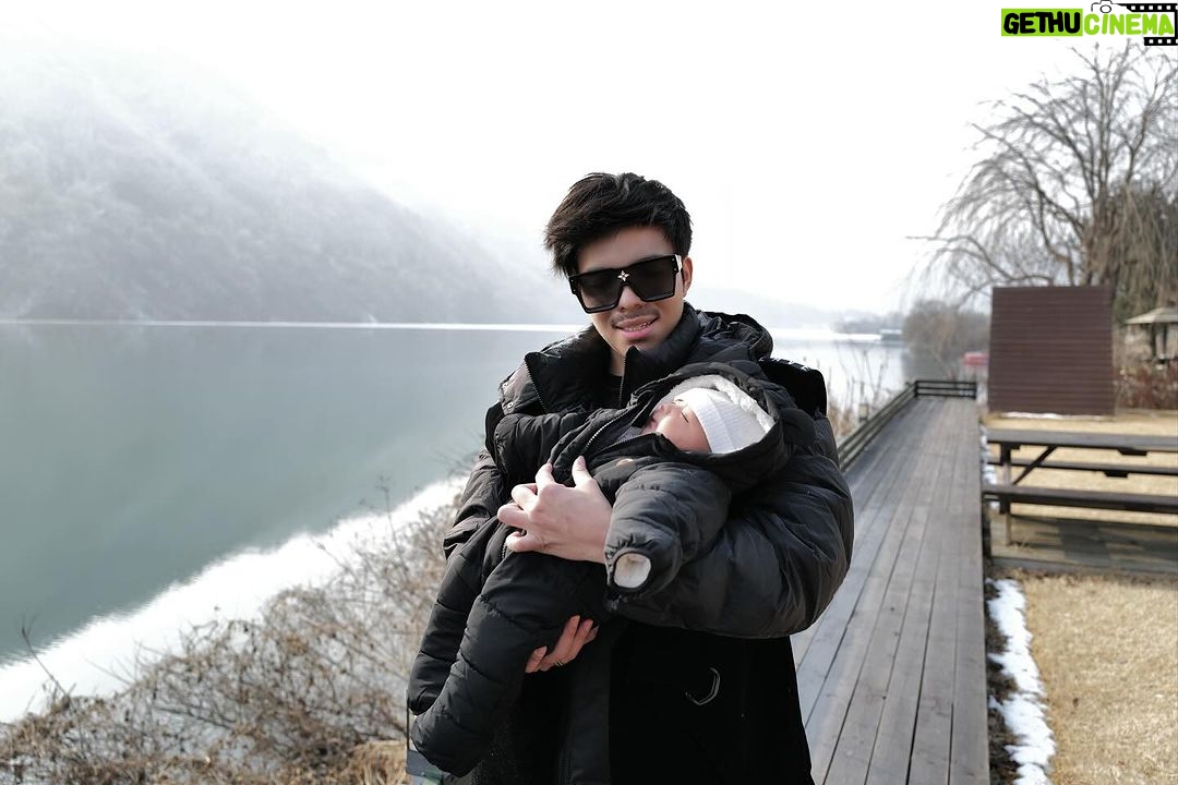 Atta Halilintar - 353.4K Likes - adek jgn sedih papa sama kaka km terus..
percayalah sayang nya papa tetap sama..
Alhamdulillah Liburan pertama adek azura walau dia lebih banyak di villa or hotel.. smg jadi charge energi kembali bekerja di negri tercinta! ;)