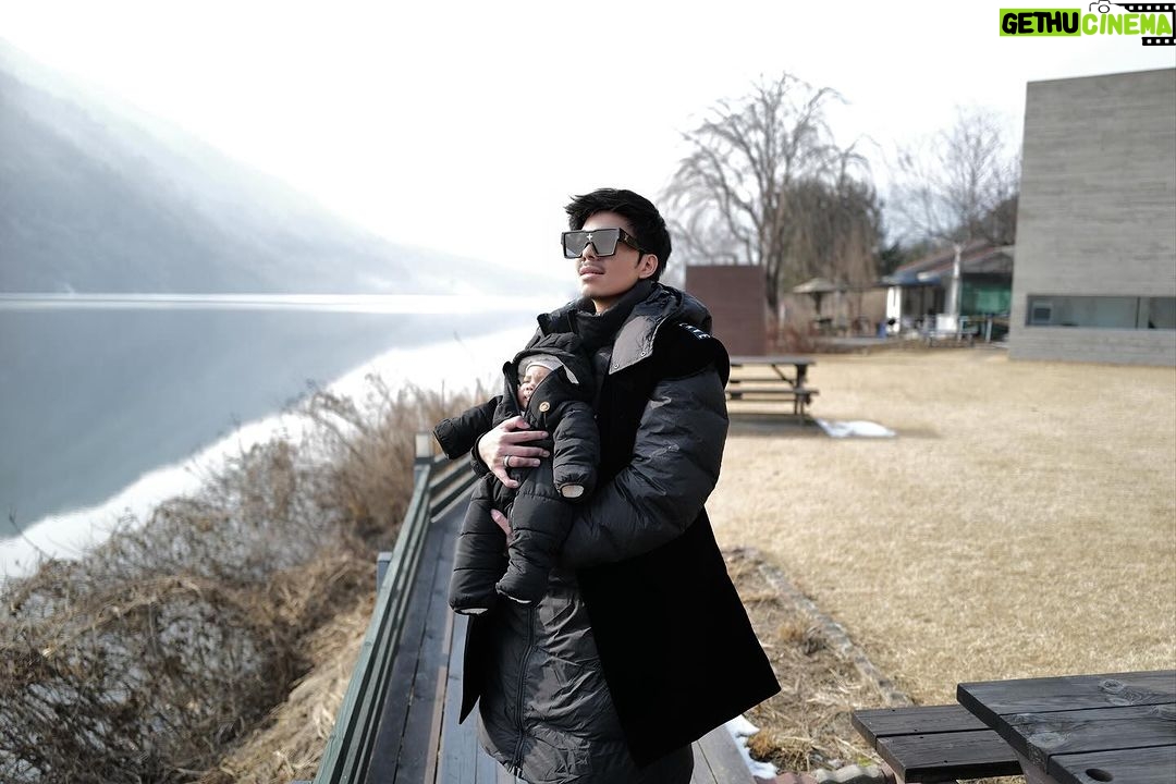 Atta Halilintar Instagram - adek jgn sedih papa sama kaka km terus.. percayalah sayang nya papa tetap sama.. Alhamdulillah Liburan pertama adek azura walau dia lebih banyak di villa or hotel.. smg jadi charge energi kembali bekerja di negri tercinta! ;)
