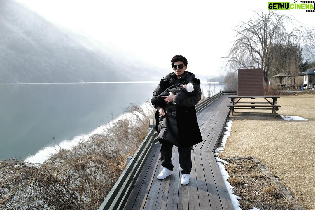 Atta Halilintar Instagram - adek jgn sedih papa sama kaka km terus.. percayalah sayang nya papa tetap sama.. Alhamdulillah Liburan pertama adek azura walau dia lebih banyak di villa or hotel.. smg jadi charge energi kembali bekerja di negri tercinta! ;)