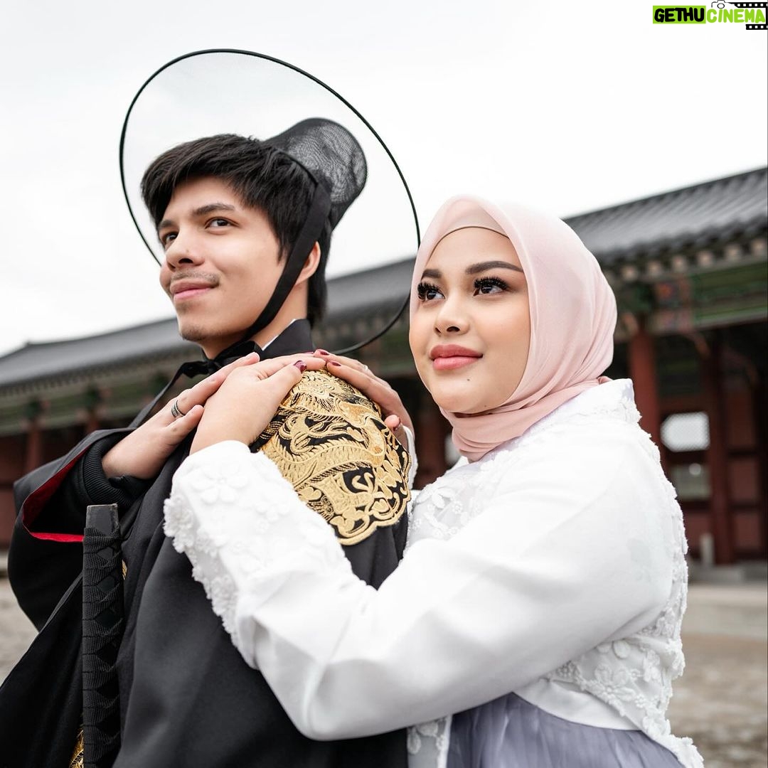 Atta Halilintar Instagram - Apapun orang bilang istriku tetep ter debest 🫶Busui/bumil itu cantik... edit jadi drakor apa ni cocoknya? Gyongbok Palace