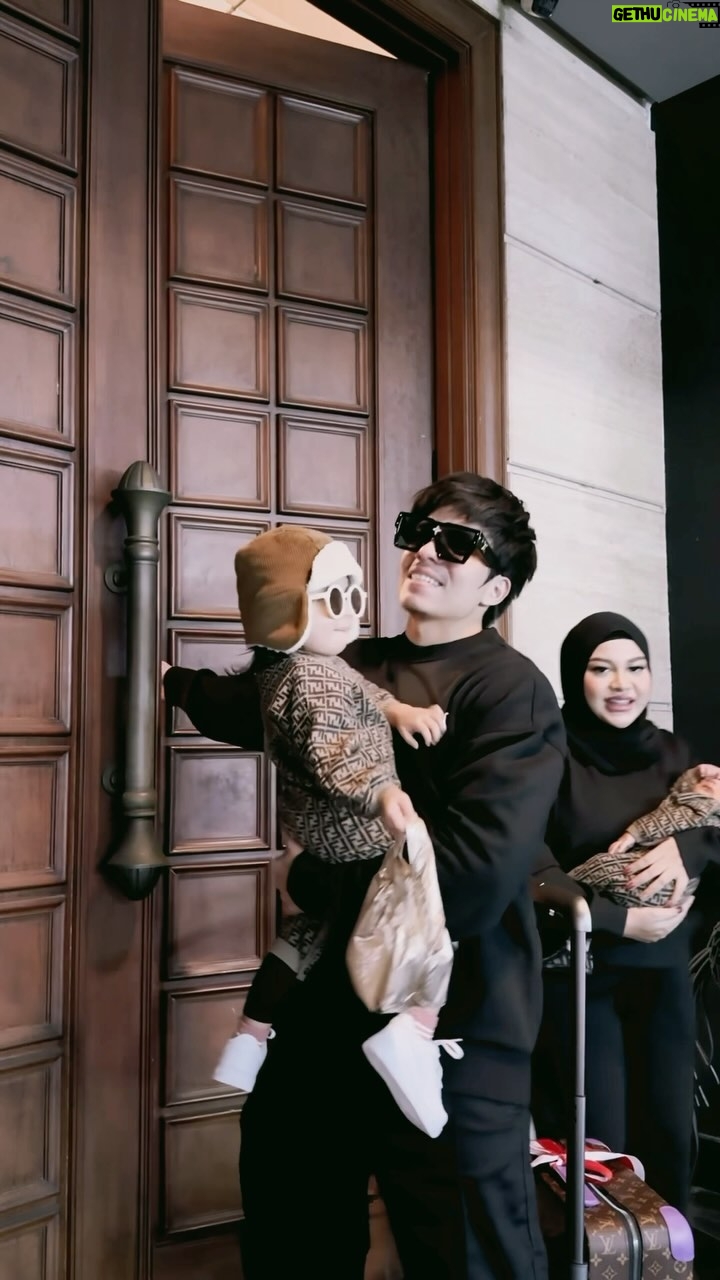 Atta Halilintar Instagram - Family holiday time.... ada aja gangguannya...