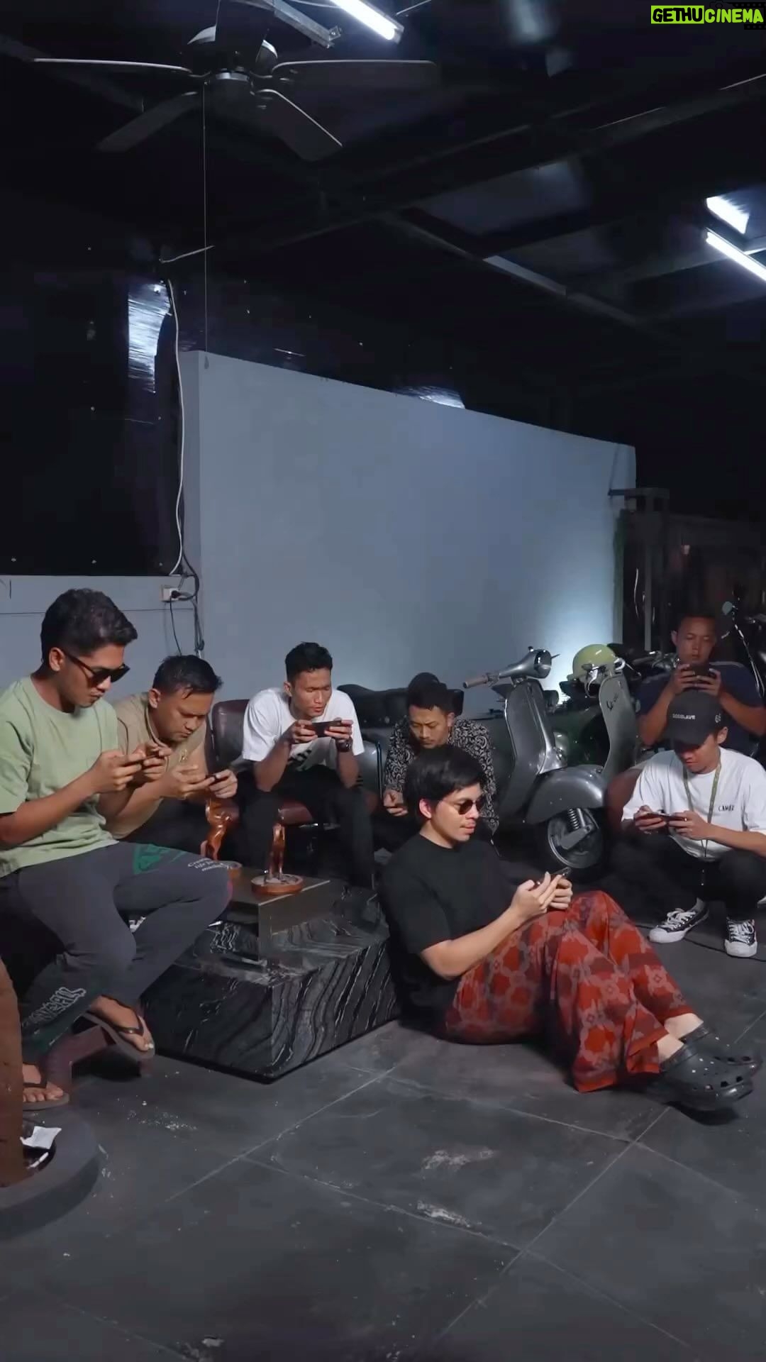 Atta Halilintar Instagram - #negativecommentwillbeforgiven Keliatan nyenggol siapa nih ges 🤪 Guys dukung aku caranya DOWNLOAD LITA buat mabar dan gabung ke tim aku buat bantai tim sebelah! Download Lita sekarang! Jangan lupa vote aku juga di Lita.. kita bakal bagi2 JAKET GOD SLAVE buat pendukung aku! #LIBASDUELSELEB