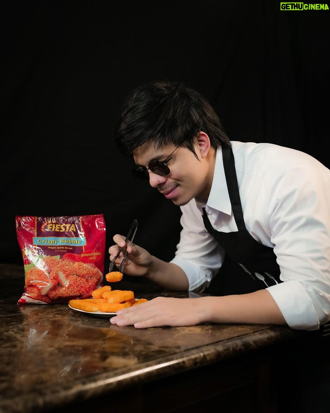 Atta Halilintar Instagram - Chef Attanya Ameena dan Azura😊 Meskipun cuman masak nugget, tapi nugget ini beda guys Fiesta @fiestanugget crispy buble nugget yang lebih krenyees dan juicy, jadi kamu mau aku masakin juga ngga?