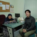 Atta Halilintar Instagram - Ambil rapor Ujian SMA semester 1 ku. Dulu ibu yayah nyamperin aku lagi jualan di lebak bulus buat anter buku.. Senang bisa ketemu ibu lagi dan lanjutin pendidikan… Semoga bisa segera lulus SMA, Lanjut Kuliah dan Nyari magangg 😘 Semoga nanti bisa ikut bantu support sekolah ibu ya.. 🙏🏻 Quote Hari ini “Ga Sekolah Bisa Terjadi, Ga Belajar jangan sampai Terjadi”