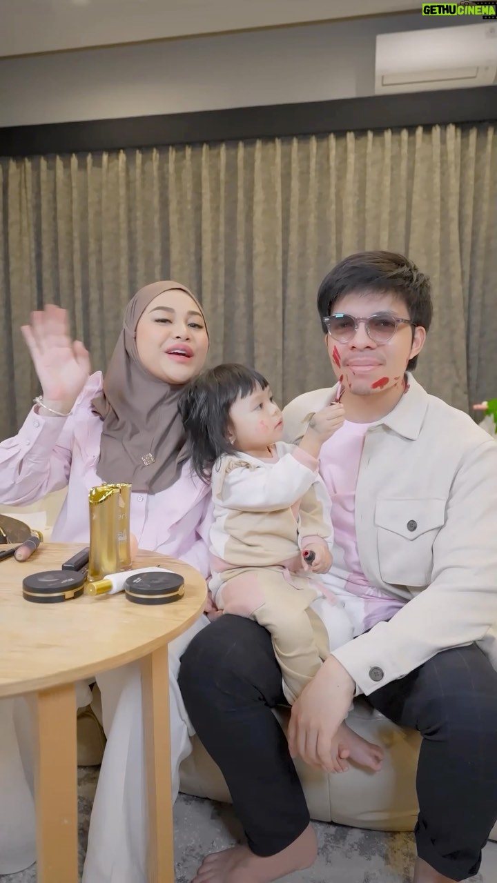 Atta Halilintar Instagram - Ya Allah Ayaaang make up in papata𤣠Jadi mamanur tu lagi make up tapi Ameena ikut guys Rate ya hasil make up mamanur pake @berl_official š„°