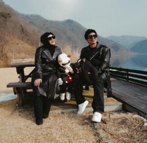 Atta Halilintar Instagram - Tuhan jaga selalu keluarga kami 🤲🏼🖤💜
semoga 2024 dijauhkan dari hal-hal buruk…