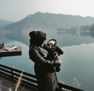 Atta Halilintar Instagram - Tuhan jaga selalu keluarga kami 🤲🏼🖤💜
semoga 2024 dijauhkan dari hal-hal buruk…
