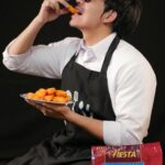 Atta Halilintar Instagram – Chef Attanya Ameena dan Azura😊
Meskipun cuman masak nugget, tapi nugget ini beda guys
Fiesta @fiestanugget crispy buble nugget yang lebih krenyees dan juicy, jadi kamu mau aku masakin juga ngga?