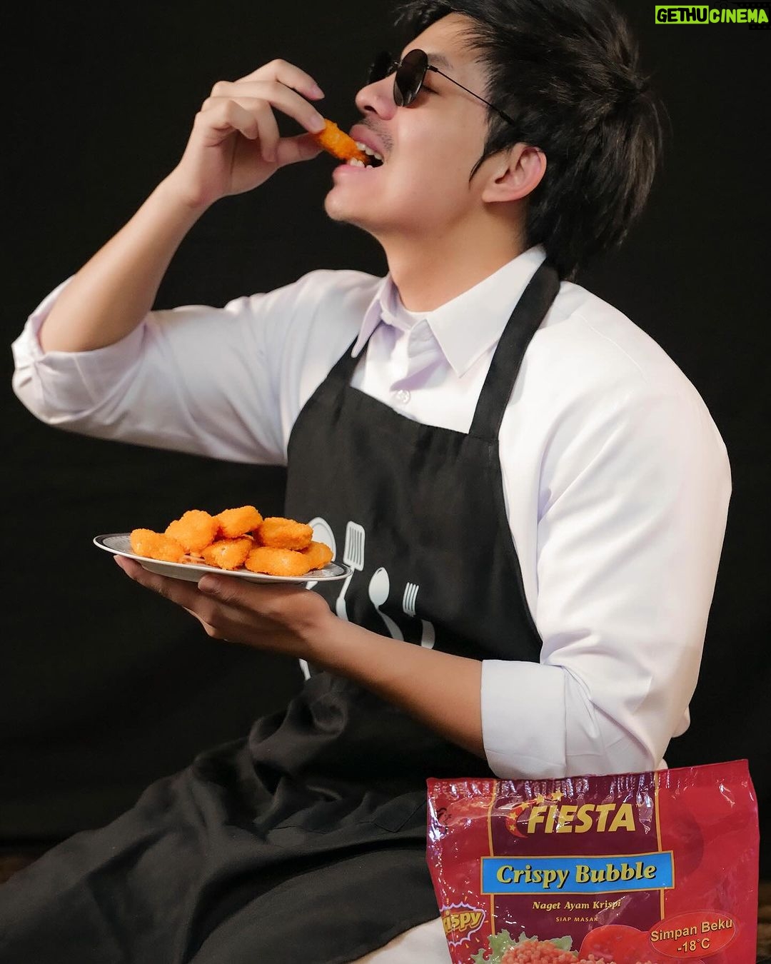 Atta Halilintar Instagram - Chef Attanya Ameena dan Azura😊 Meskipun cuman masak nugget, tapi nugget ini beda guys Fiesta @fiestanugget crispy buble nugget yang lebih krenyees dan juicy, jadi kamu mau aku masakin juga ngga?