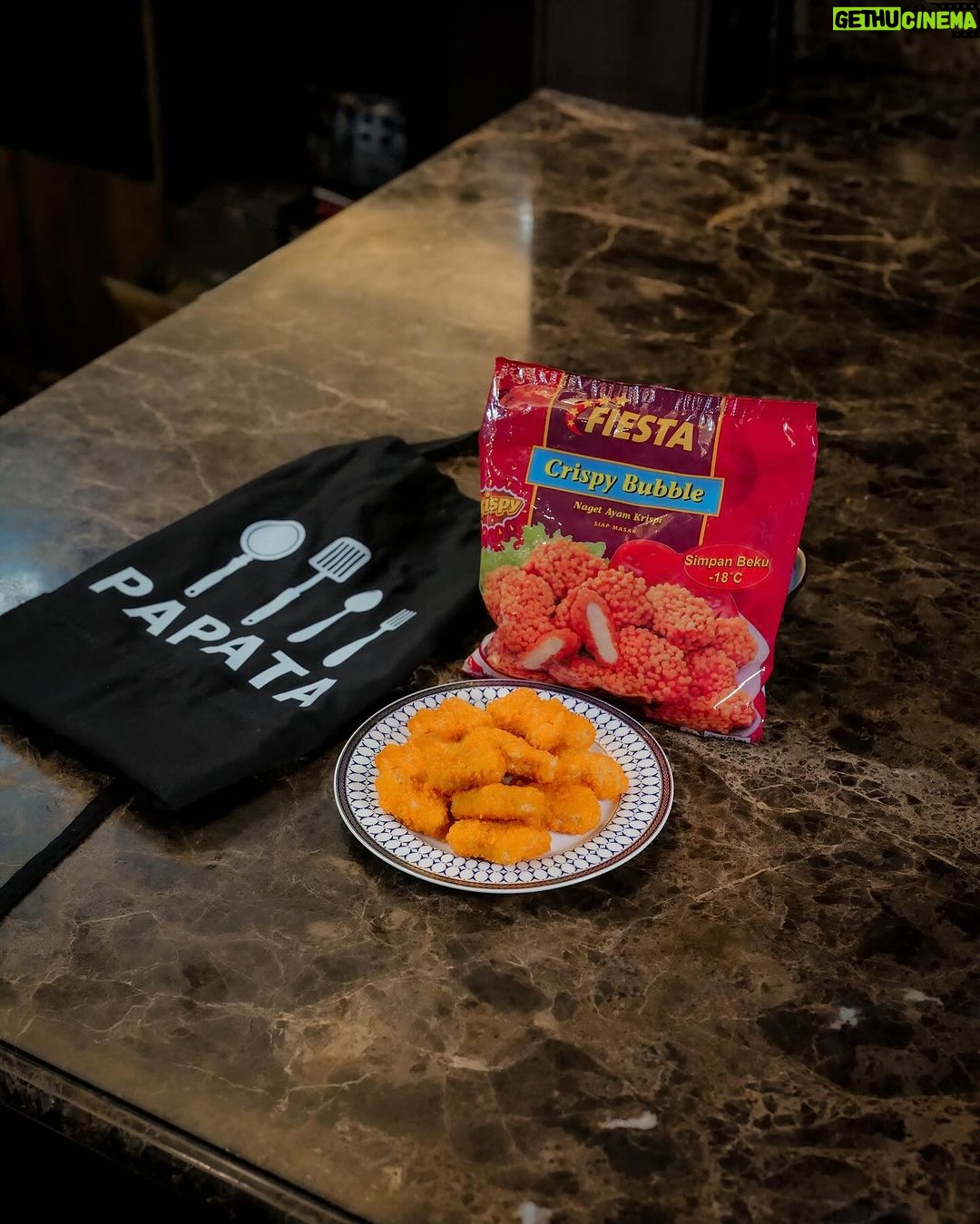 Atta Halilintar Instagram - Chef Attanya Ameena dan Azura😊 Meskipun cuman masak nugget, tapi nugget ini beda guys Fiesta @fiestanugget crispy buble nugget yang lebih krenyees dan juicy, jadi kamu mau aku masakin juga ngga?