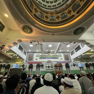 Atta Halilintar Instagram - kelakuan bocil ku.. seneng banget tempel sticker... apalagi sama slide 8 dan antek2 kesayangannya...
