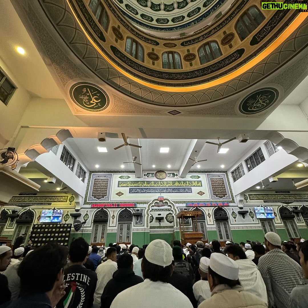 Atta Halilintar - 378.5K Likes - kelakuan bocil ku.. seneng banget tempel sticker... apalagi sama slide 8 dan antek2 kesayangannya...