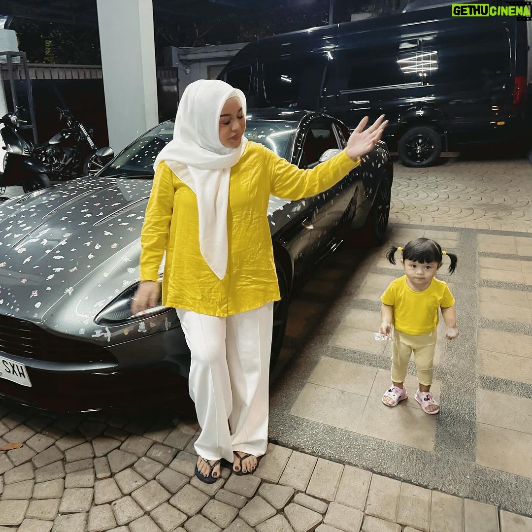 Atta Halilintar - 378.5K Likes - kelakuan bocil ku.. seneng banget tempel sticker... apalagi sama slide 8 dan antek2 kesayangannya...