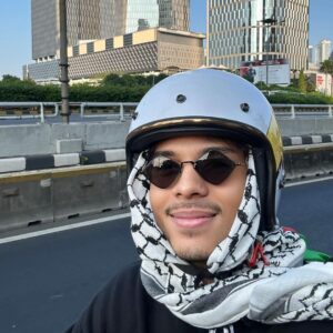 Atta Halilintar Instagram - kelakuan bocil ku.. seneng banget tempel sticker... apalagi sama slide 8 dan antek2 kesayangannya...