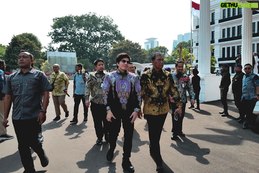 Atta Halilintar Instagram - 🫡Suatu kebanggaan sudah 4 tahun jadi Duta Bela Negara Selamat Hari Bela Negara.. ✊🏻🇮🇩 . . outfit: @the_diplomat_tailor Kementerian Pertahanan RI