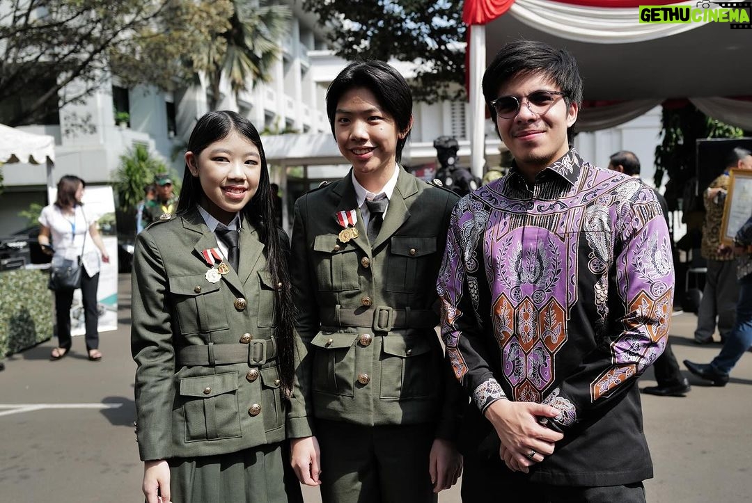 Atta Halilintar Instagram - 🫡Suatu kebanggaan sudah 4 tahun jadi Duta Bela Negara Selamat Hari Bela Negara.. ✊🏻🇮🇩 . . outfit: @the_diplomat_tailor Kementerian Pertahanan RI