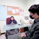 Atta Halilintar Instagram - Ambil rapor Ujian SMA semester 1 ku. Dulu ibu yayah nyamperin aku lagi jualan di lebak bulus buat anter buku.. Senang bisa ketemu ibu lagi dan lanjutin pendidikan… Semoga bisa segera lulus SMA, Lanjut Kuliah dan Nyari magangg 😘 Semoga nanti bisa ikut bantu support sekolah ibu ya.. 🙏🏻 Quote Hari ini “Ga Sekolah Bisa Terjadi, Ga Belajar jangan sampai Terjadi”