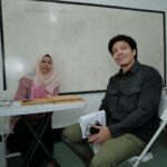 Atta Halilintar Instagram - Ambil rapor Ujian SMA semester 1 ku. Dulu ibu yayah nyamperin aku lagi jualan di lebak bulus buat anter buku.. Senang bisa ketemu ibu lagi dan lanjutin pendidikan… Semoga bisa segera lulus SMA, Lanjut Kuliah dan Nyari magangg 😘 Semoga nanti bisa ikut bantu support sekolah ibu ya.. 🙏🏻 Quote Hari ini “Ga Sekolah Bisa Terjadi, Ga Belajar jangan sampai Terjadi”