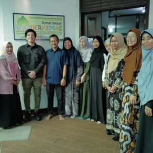Atta Halilintar Instagram - Ambil rapor Ujian SMA semester 1 ku. Dulu ibu yayah nyamperin aku lagi jualan di lebak bulus buat anter buku.. Senang bisa ketemu ibu lagi dan lanjutin pendidikan… Semoga bisa segera lulus SMA, Lanjut Kuliah dan Nyari magangg 😘 Semoga nanti bisa ikut bantu support sekolah ibu ya.. 🙏🏻 Quote Hari ini “Ga Sekolah Bisa Terjadi, Ga Belajar jangan sampai Terjadi”
