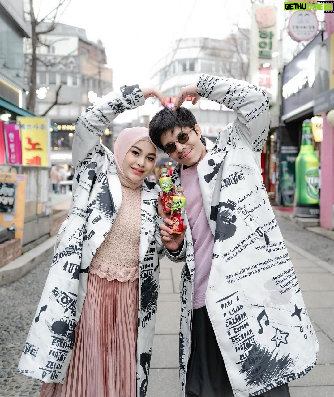 Atta Halilintar Instagram - Mau jalan-jalan ke dalam negeri atau luar negeri, aku sama Mamanur gak akan pernah lupa untuk selalu sedia teh favorit aku, teh Bonteh! Karena kan tau ya kalau di luar negeri tuh kadang jalan kita juga jauuuh banget, jadi butuh banget minuman yang bisa ngerecharge fuulllll semangat kita terus nih. Teh Bonteh ini sendiri dibuat tanpa pengawet dan tanpa pemanis buatan, seduhan teh nya asli lagi! Jadi toxic-toxic dari dalam tubuh otomatis pergi deh tuh dari dalam tubuh. Pastinya bisa nambahin kebahagiaan selama liburan kita niih. Yuk BonTeam, selalu sedia Teh Bonteh kapanpun dan dimanapun yaa! #BaiknyaTehBonteh #SekebonKebahagiaan