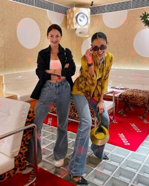 Aulia Sarah Instagram - ku kira Camila Mendes dan @bellahadid 😛🤪😎🤭 ternyata ARA dan KUMALA @pertaruhantheseries @vidiooriginals @screenplayfilms_id 💛🖤🤍🩵