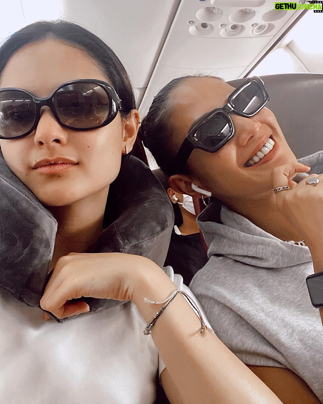 Aulia Sarah Instagram - ARA & KUMALA in REAL LIFE โค๏ธ๐๐๐๐๐งก๐ฉท๐ค full of love, joy, and laughs. really love her soul and energy ๐ปโจ yuk lihat langsung perbedaan antara CLARA+AULIA & ARA+KUMALA di @pertaruhantheseries @vidiooriginals @screenplayfilms_id ๐ฅณโจ
