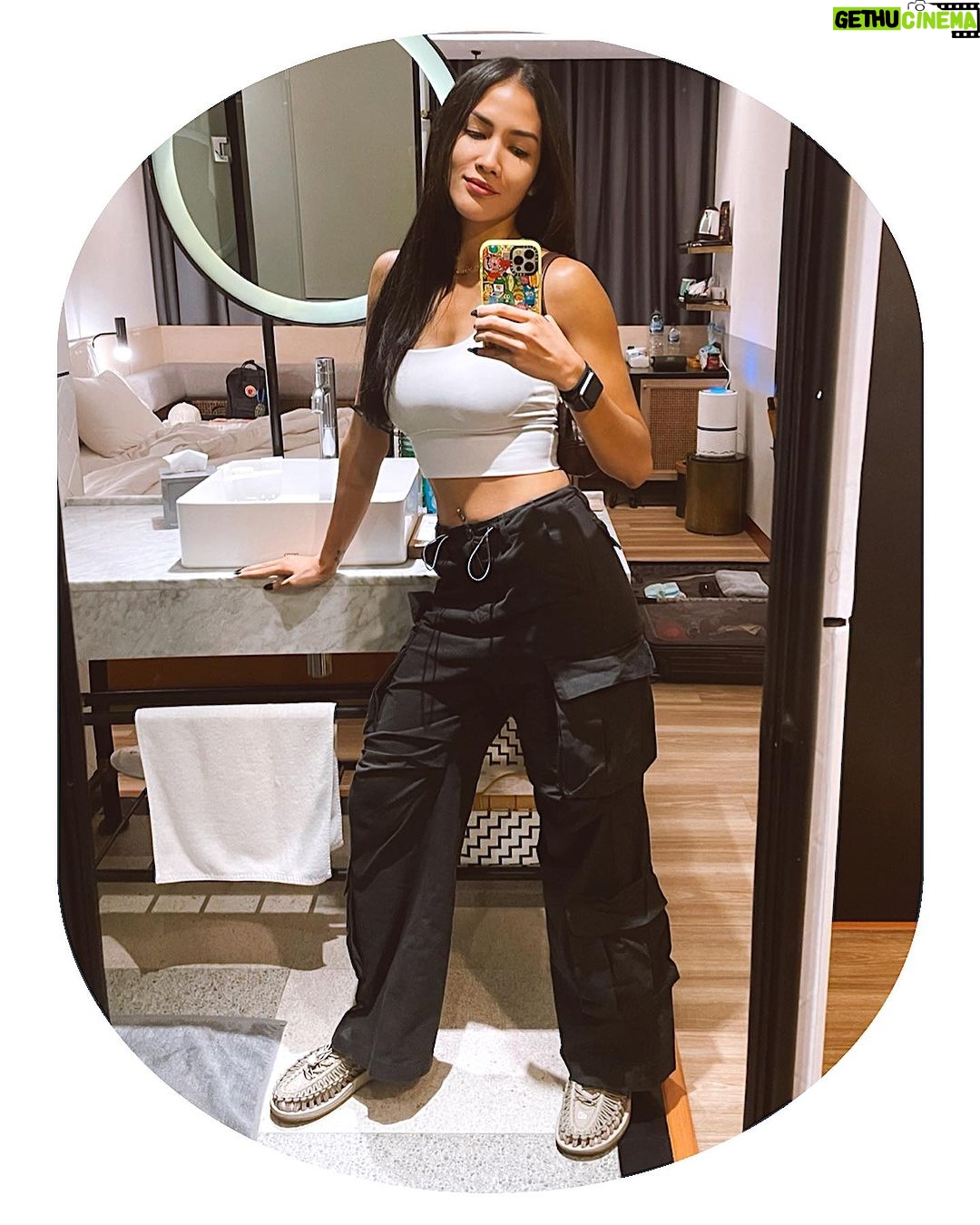 Aulia Sarah Instagram - in a relationship with the mirror 🧚🏼♀️🪞✨