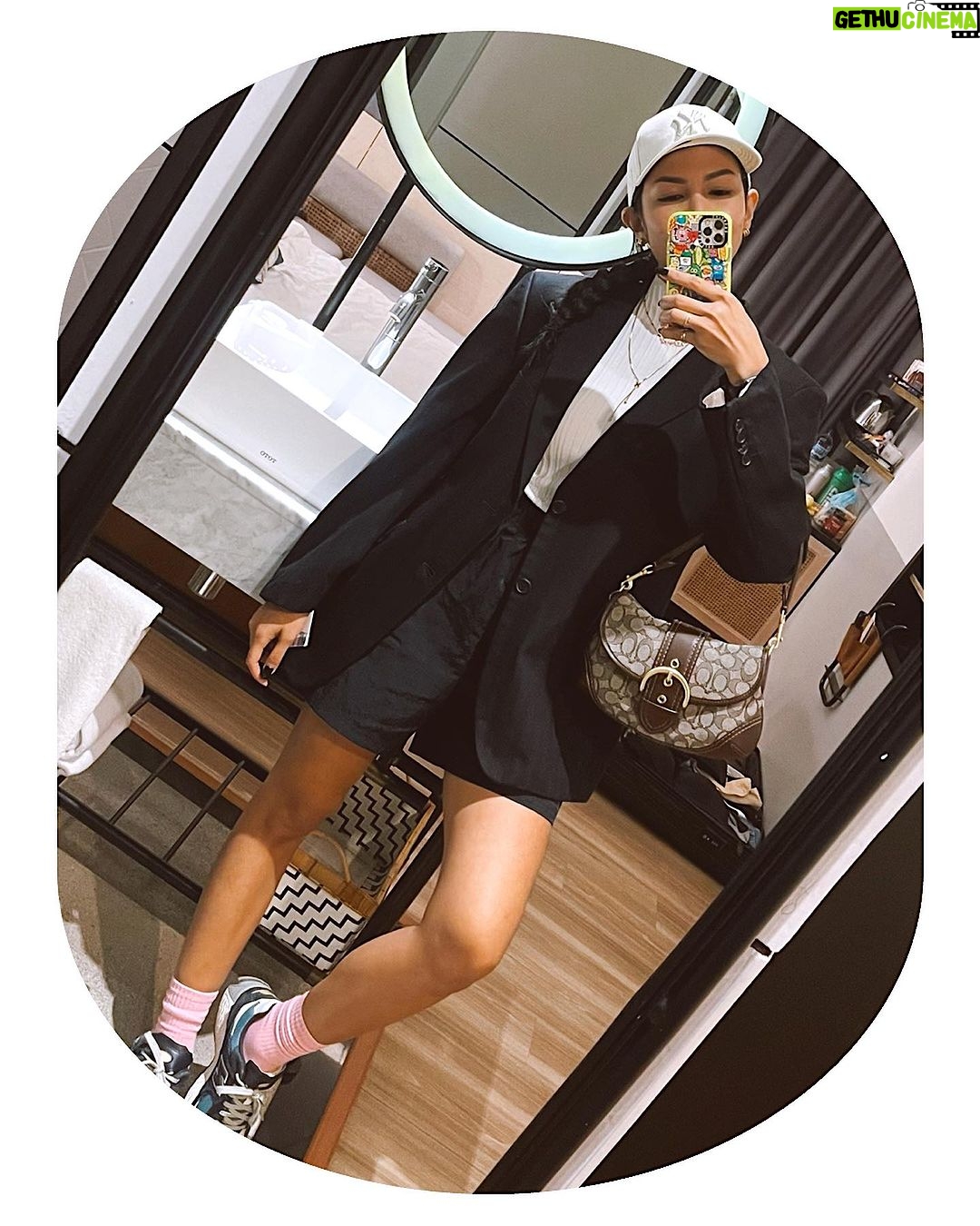 Aulia Sarah Instagram - in a relationship with the mirror 🧚🏼♀️🪞✨