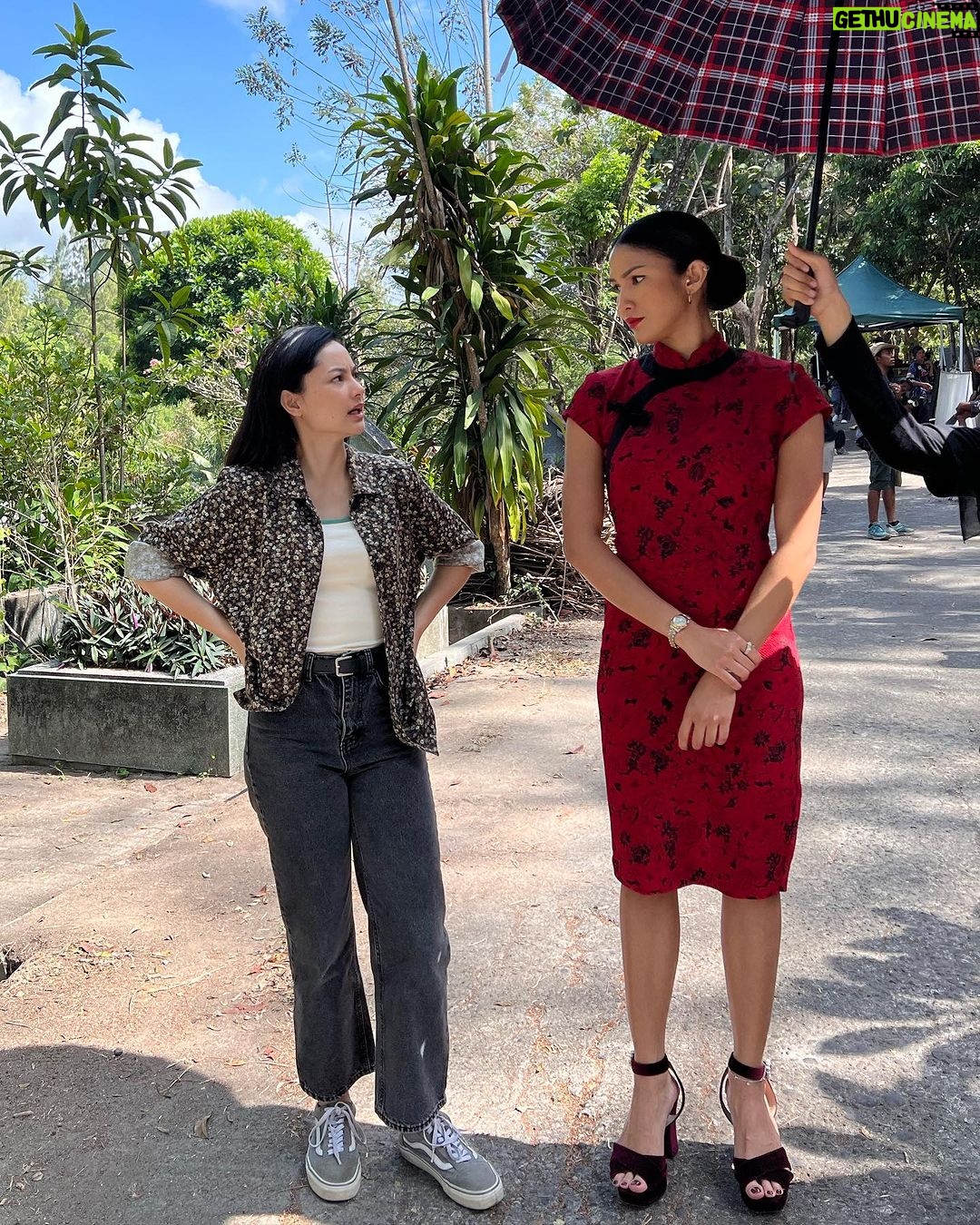 Aulia Sarah Instagram - SIKAAAT!! @pertaruhantheseries season 2 sudah tayang dan bisa di nikmati mulai hari ini. selamat nonton episode 1 & 2 ya. selamat bertemu dengan Kumala 🍵🥢🏮✨ directed by @sidharta_tata & @fajarmarsan 🕺🏻🕺🏻 nonton #PertaruhanTheSeries2 sekarang di @vidiooriginals 🥳🎉 episode baru akan tayang setiap hari jumat mulai pukul 07.00 WIB!!