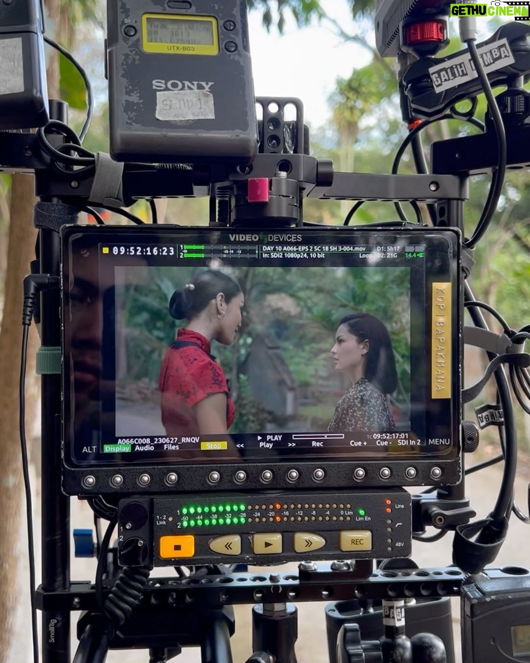 Aulia Sarah Instagram - SIKAAAT!! @pertaruhantheseries season 2 sudah tayang dan bisa di nikmati mulai hari ini. selamat nonton episode 1 & 2 ya. selamat bertemu dengan Kumala 🍵🥢🏮✨ directed by @sidharta_tata & @fajarmarsan 🕺🏻🕺🏻 nonton #PertaruhanTheSeries2 sekarang di @vidiooriginals 🥳🎉 episode baru akan tayang setiap hari jumat mulai pukul 07.00 WIB!!